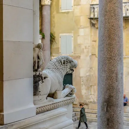 Апартаменти Imperium - With Terrace, Free Bikes Спліт